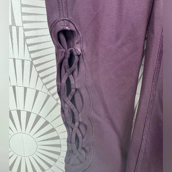 Lululemon Black Cherry Tied To It 7/8 Tight Leggings Women’s Size 2‎ - Picture 7 of 7